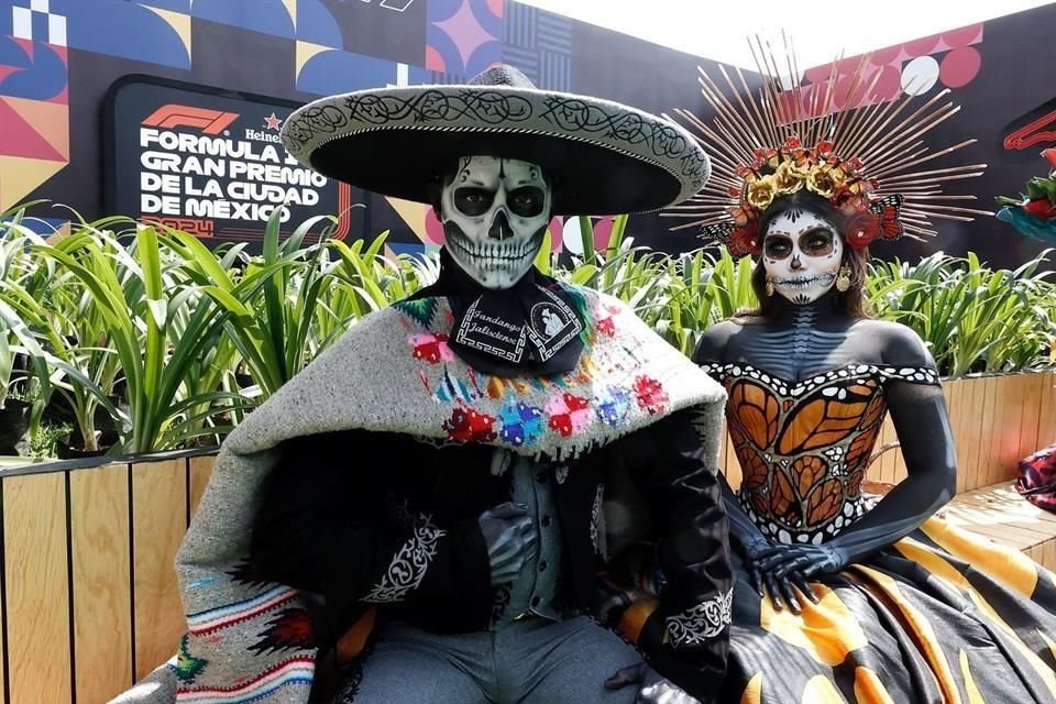 Charros y catrinas los encargados del color este jueves en el autódromo.