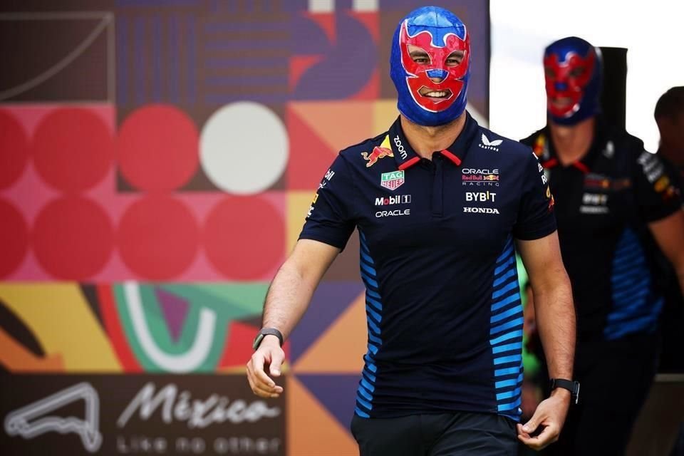 Los pilotos de Red Bull continúan en modo 'lucha libre' y decidieron llegar con estas máscaras al Hermanos Rodríguez.