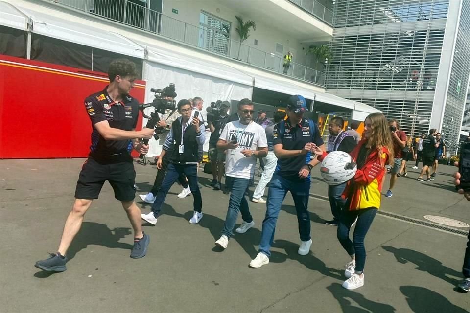 Max Verstappen llevaba un poco de prisa, pero firmó uno que otro artículo.