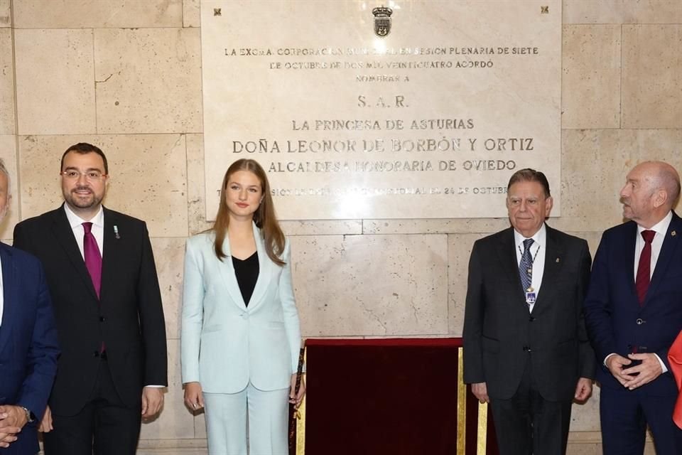 Leonor firmó en el libro de honor del alcalde y posó ante la placa conmemorativa.