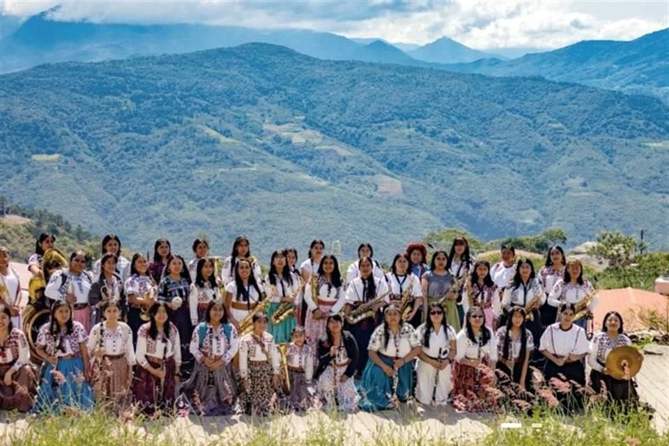 La Banda Femenil Regional Mujeres del Viento Florido reúne a 40 mujeres de distintas generaciones que han llevado a diversos escenarios la música oaxaqueña.