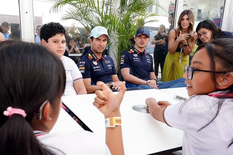 Los pequeños del Instituto Pedagógico para Problemas del Lenguaje trataron de enseñar a los pilotos de Red Bull la manera en la que ellos se comunican.