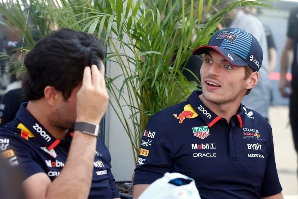 Max Verstappen se mostraba sorprendido ante su compañero, el mexicano Sergio Pérez.