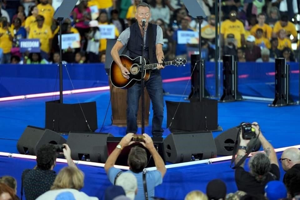 Bruce Springsteen se presentó este jueves en un mitin de campaña en apoyo a la candidata presidencial demócrata, la vicepresidenta Kamala Harris.