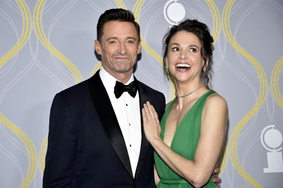 En medio de rumores de un supuesto romance con Hugh Jackman, la actriz Sutton Foster interpuso papeles para divorciarse de su esposo.