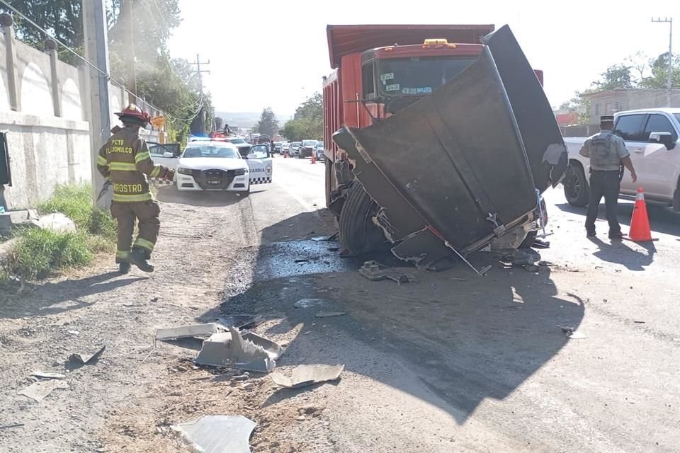 Un choque entre dos camiones de carga y una camioneta, en la Carretera a Morelia, en Tlajomulco causo tráfico; no se reportaron lesionados.