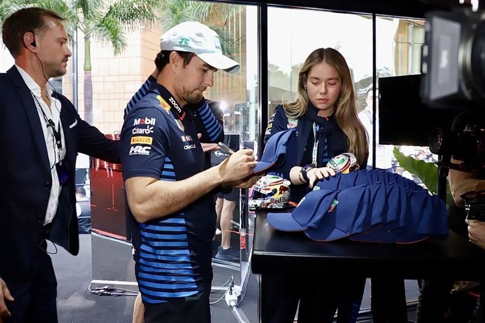 Checo Pérez firmó algunas gorras.