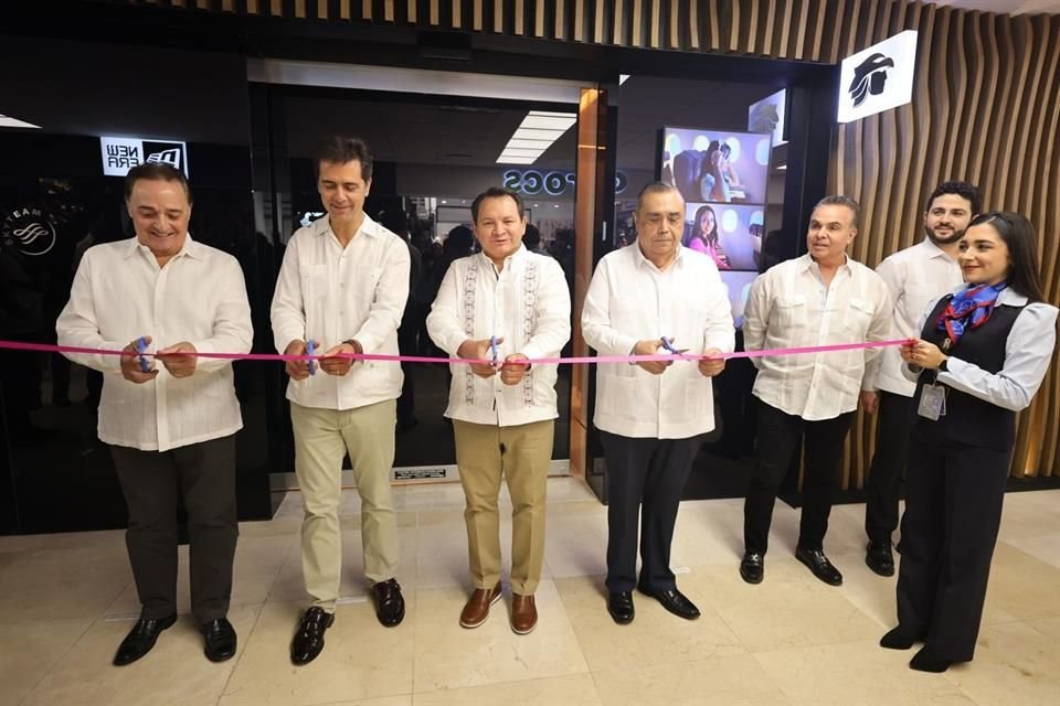 Inaugura Gobernador Sala Premier de Aeroméxico en Mérida