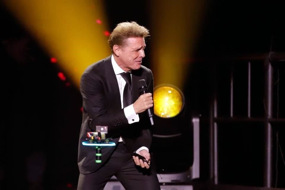 A escasas dos horas de que Luis Miguel se presentara este jueves en la Arena Ciudad de México como parte de su Tour 2024, el cantante informó en sus redes sociales que cancelaba el concierto.