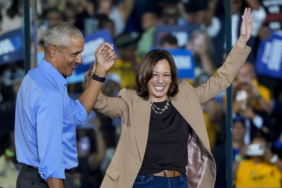 El ex Presidente Barack Obama y la candidata Kamala Harris durante un evento de campaña en Georgia.