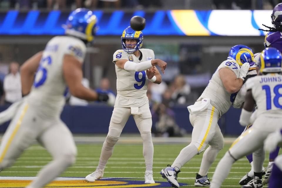 Matthew Stafford lanzó cuatro pases de anotación para la victoria angelina.