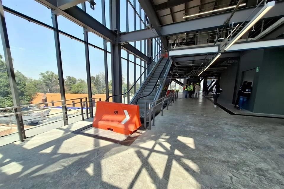 En la estación Colegio de Arquitectos, usuarios lidian con escaleras eléctricas inservibles.