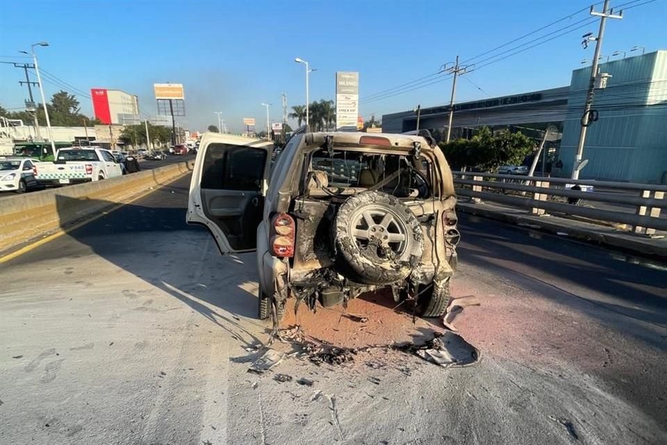 El incidente se dio entre camioneta Nissan Urban y un Jeep Liberty; un tercer vehículo chocó contra ellos, pero no tuvo percances.