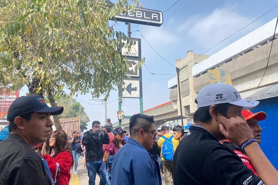 Como cada año, la reventa invade las inmediaciones del Autódromo Hermanos Rodríguez, donde opera de frente a los elementos de seguridad.