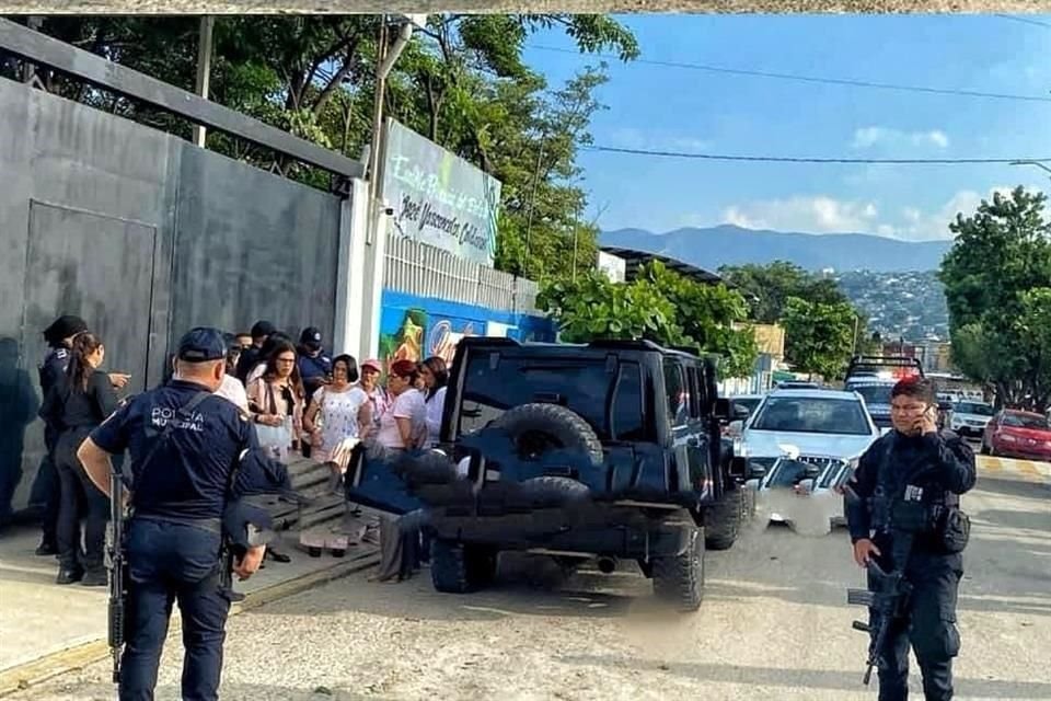 De acuerdo con información preliminar, las adscritas al PJ en Chiapas, viajaban en caravana de tres camionetas que trasladaban a cerca de 10 mujeres vestidas de rosa, entre ellas, dos juezas.