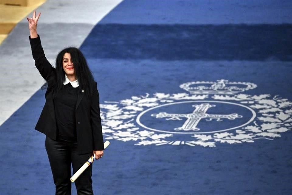 Marjane Satrapi, cineasta e historietista francoiraní al recibir el galardón en el campo de Comunicación y Humanidades.