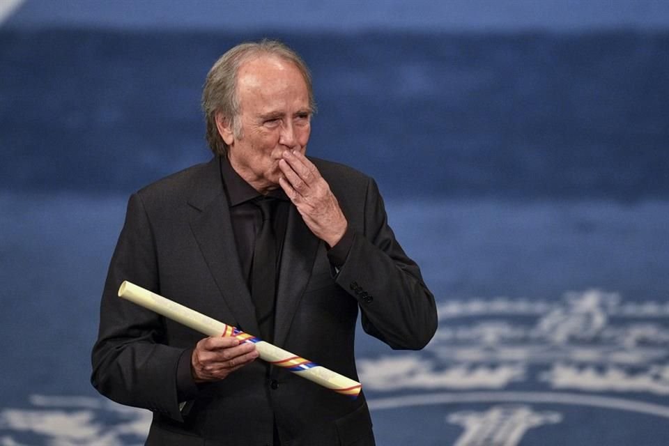 Joan Manuel Serrat, retirado desde 2022, recibió el Premio Princesa de Asturias y agradeció cantando 'Aquellas Pequeñas Cosas' en Oviedo.