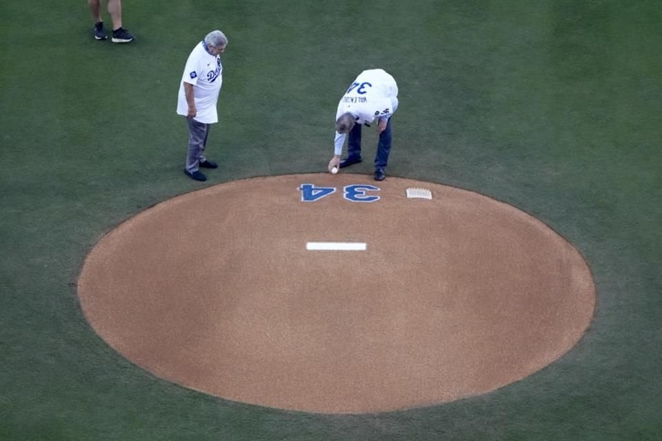 Steve Yeager, izquierda, y Orel Hershiser colocaron una bola en el montículo en honor de Fernando Valenzuela.