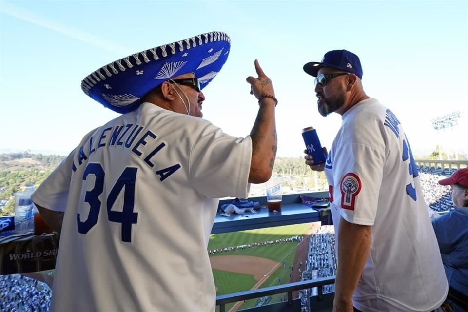 Aficionados de los Dodgers acudieron con el tradicional jersey 34 de Fernando Valenzuela.