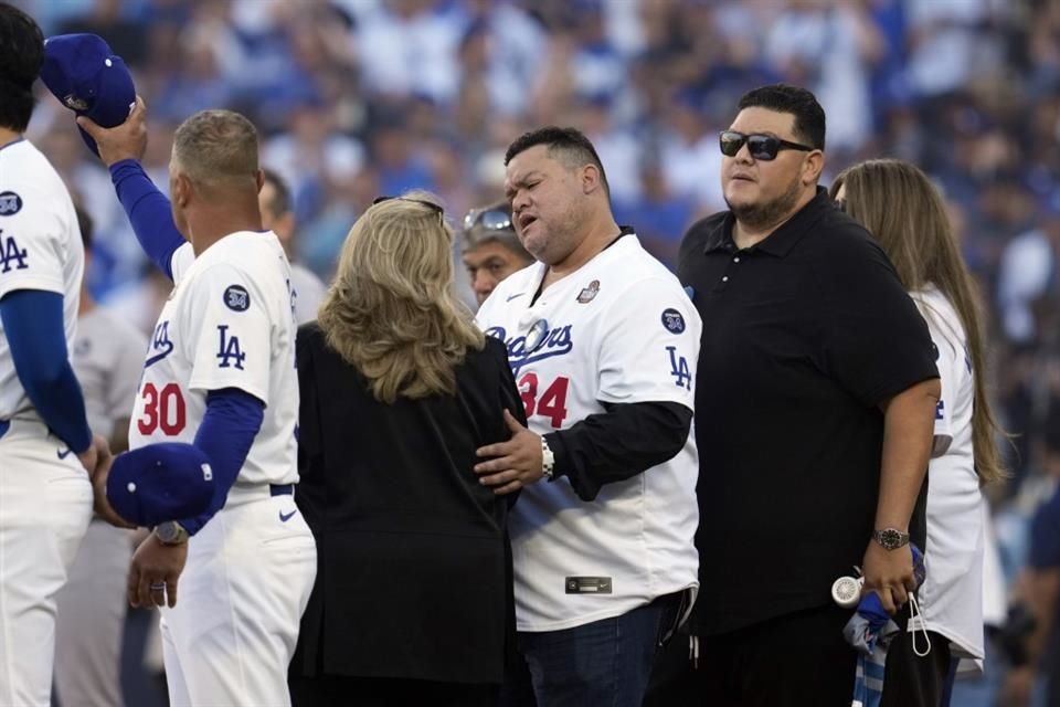 La familia Valenzuela fue ovacionada por la afición de los Dodgers en Chavez Ravine.