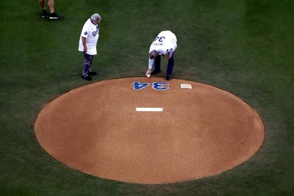 Steve Yeager (izq.) y Orel Hershiser, ex compañeros de Fernando Valenzuela, colocaron una pelota junto al número 34 en el homenaje al 'Toro'.