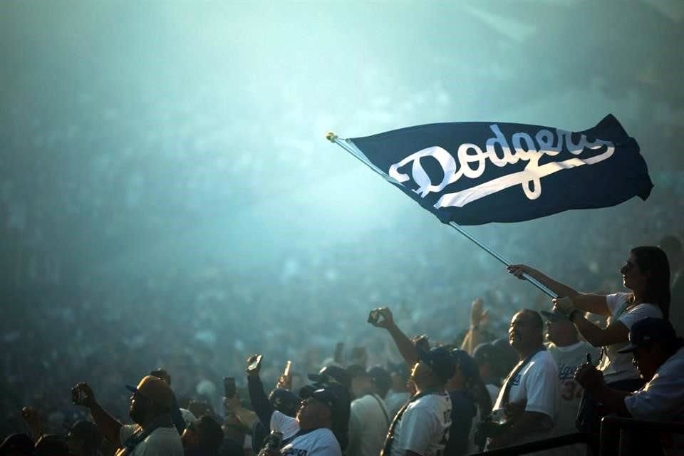 Tras el minuto de silencio, comenzó la batalla de la Serie Mundial en el Dodgers Stadium.