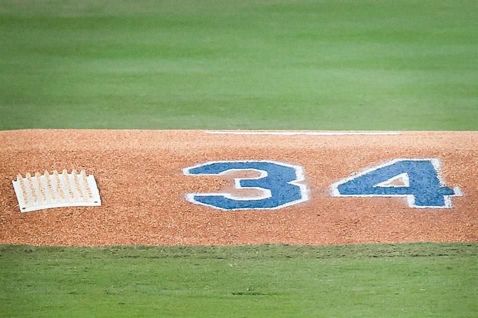 Homenaje a Fernando Valenzuela en Dodger Stadium.