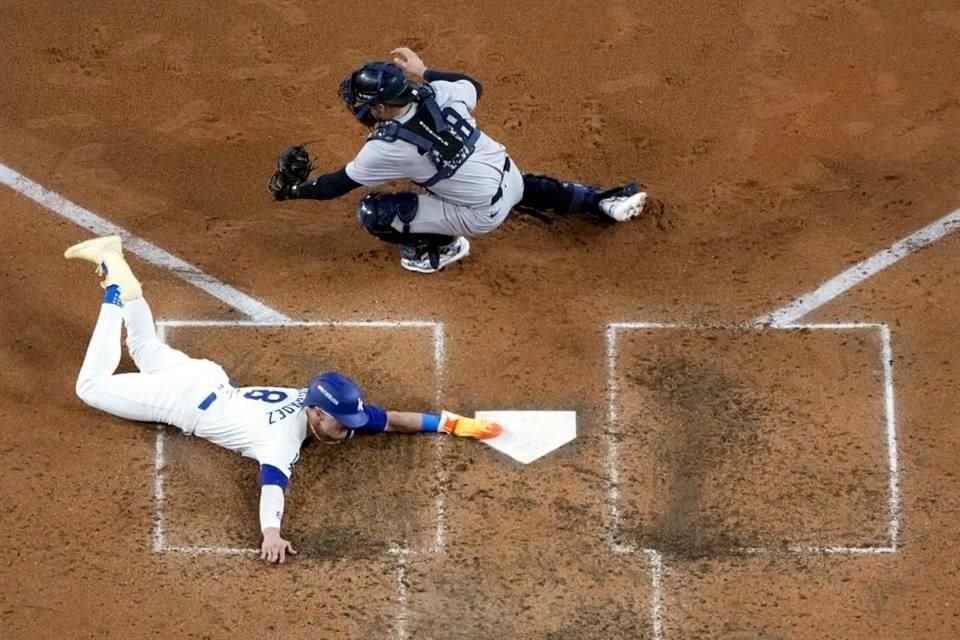 Kike Hernández anota tras fly de sacrificio de  Will Smith para tomar la ventaja en el quinto inning.