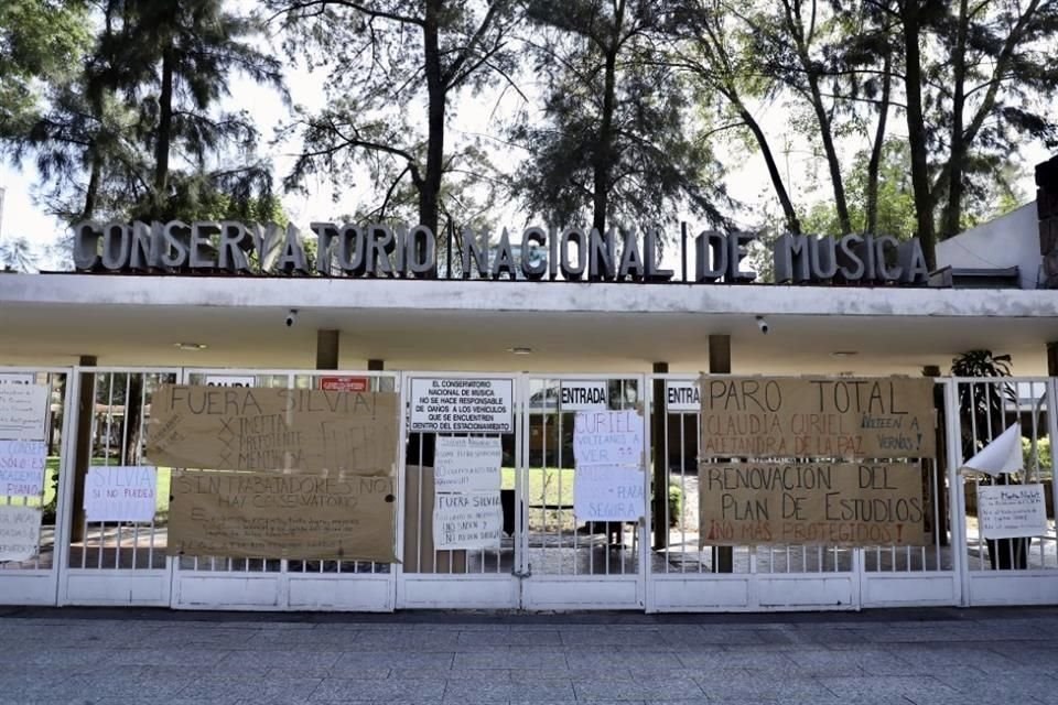 La Sociedad Estudiantil del Conservatorio Nacional de Música y la Brigada Silvestre Revueltas decidieron mantener el paro en la institución; así lucía la tarde de este viernes.