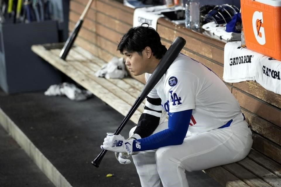 Shohei Ohtani observa preocupado el partido, pues no tenía hit en sus primeros tres turnos. Despúes anotó la carrera del empate 2-2.