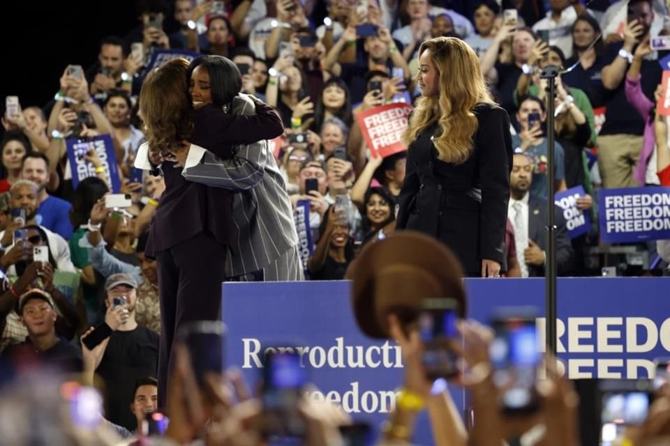 Beyoncé, acompañada en el escenario por su compañera de banda Kelly Rowland en Destiny's Child, presentó a Harris.