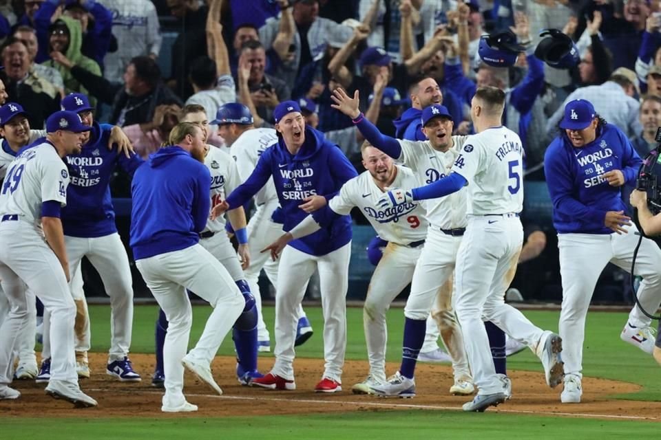 Freddie Freeman se convirtió en el héroe de la noche al pegar un Grand Slam en la décima entrada.