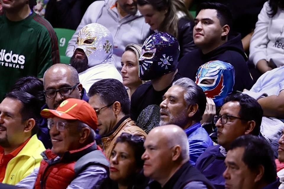 El campeón semicompleto de la UFC, Alex Pereira, también se dio cita en la Arena México para la función del Grand Prix Femenil con una máscara negra de Místico.