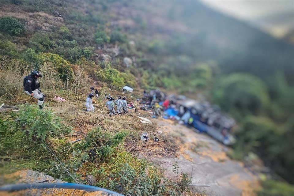 Un camión de pasajeros que viajaba de Tepic, Nayarit hacia Ciudad Juárez, Chihuahua chocó con un tráiler que transportaba maíz.