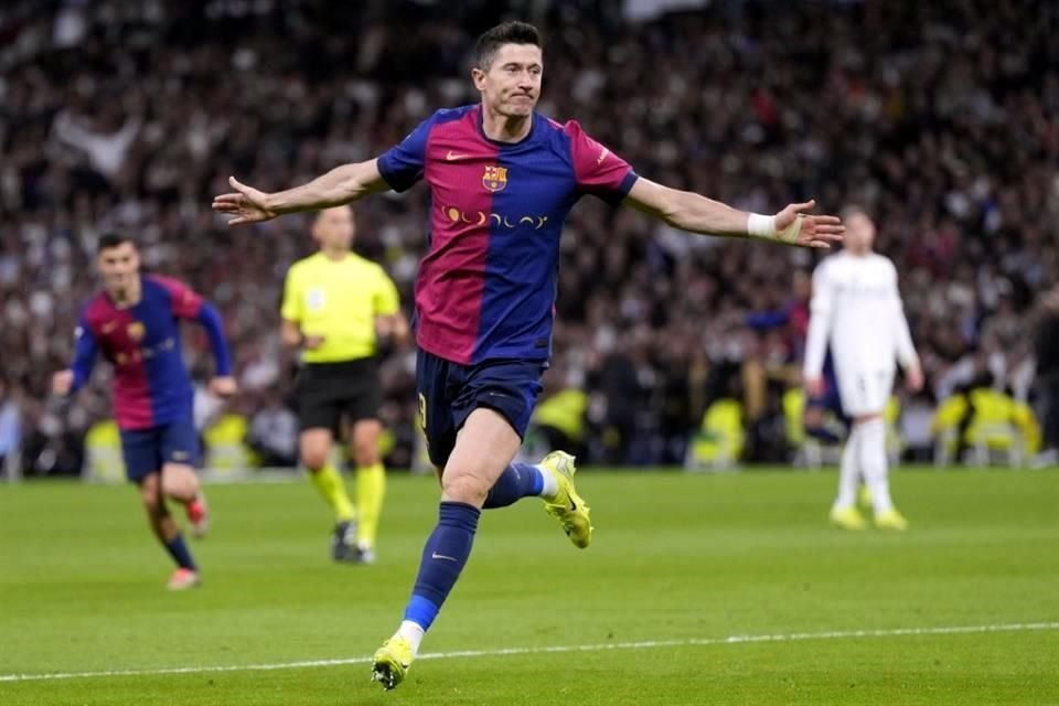 Robert Lewandowski marcó un doblete para darle el triunfo al Barcelona.