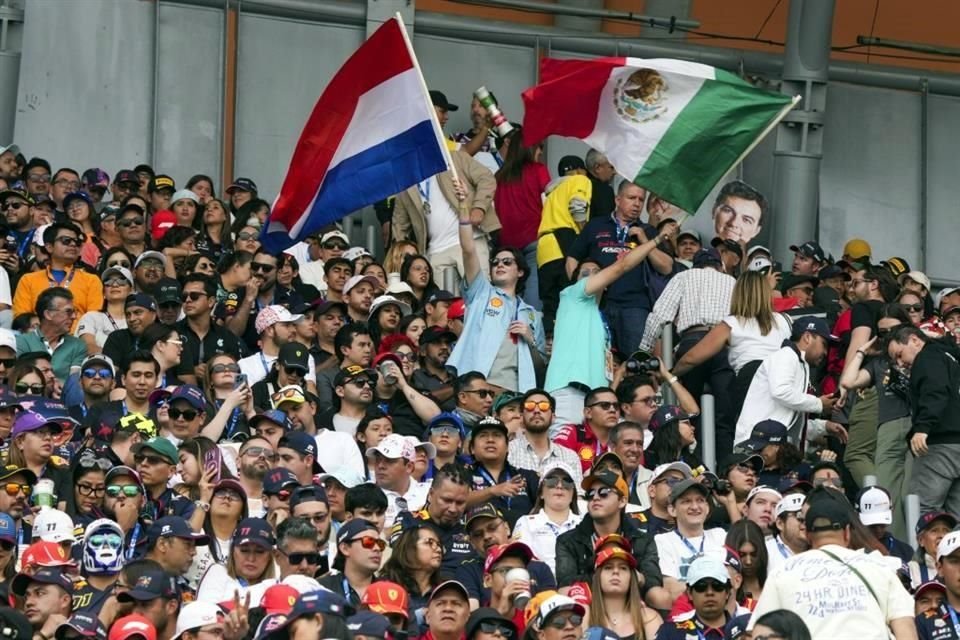 Las banderas de México y Países Bajos en alusión a los pilotos Sergio Pérez y Max Verstappen de Red Bull aparecieron en la tribuna.