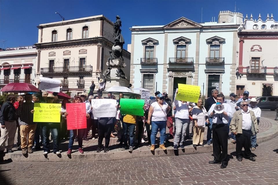 El reclamo de un grupo de manifestantes por el alza en la tarifa del transporte público y del predial acaparó momentáneamente la atención este sábado en medio de la llamada 'Fiesta del Espíritu'.