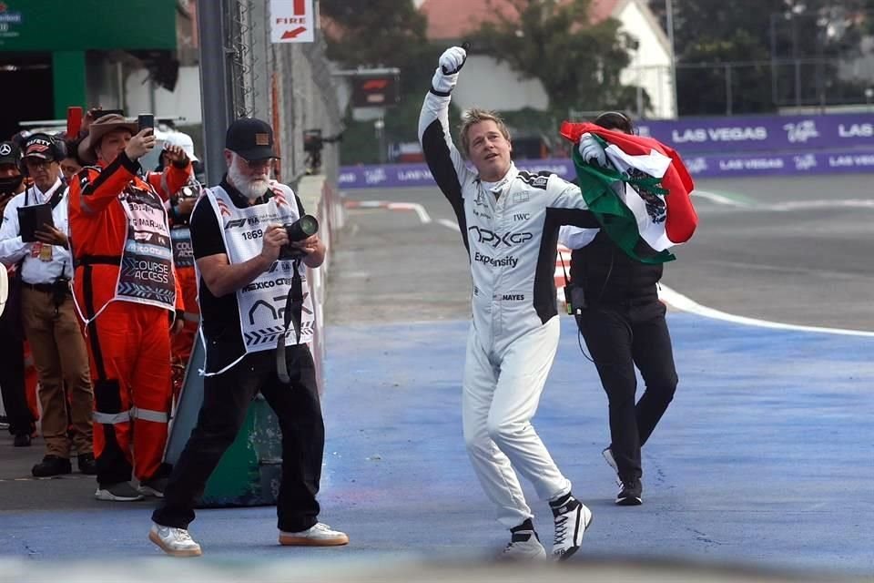 Con bandera en mano, a bordo de un monoplaza y muy contento Brad Pitt filmó escenas para la cinta 'F1', durante el Gran Premio de México.