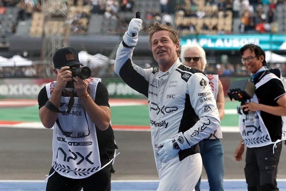 Brad Pitt saludó a los fans en el Autódromo Hermanos Rodríguez tras la qualy del Gran Premio de la Ciudad de México.