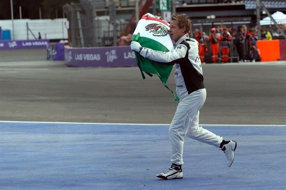 Brad Pitt corrió con la bandera de México en el Autódromo Hermanos Rodríguez.