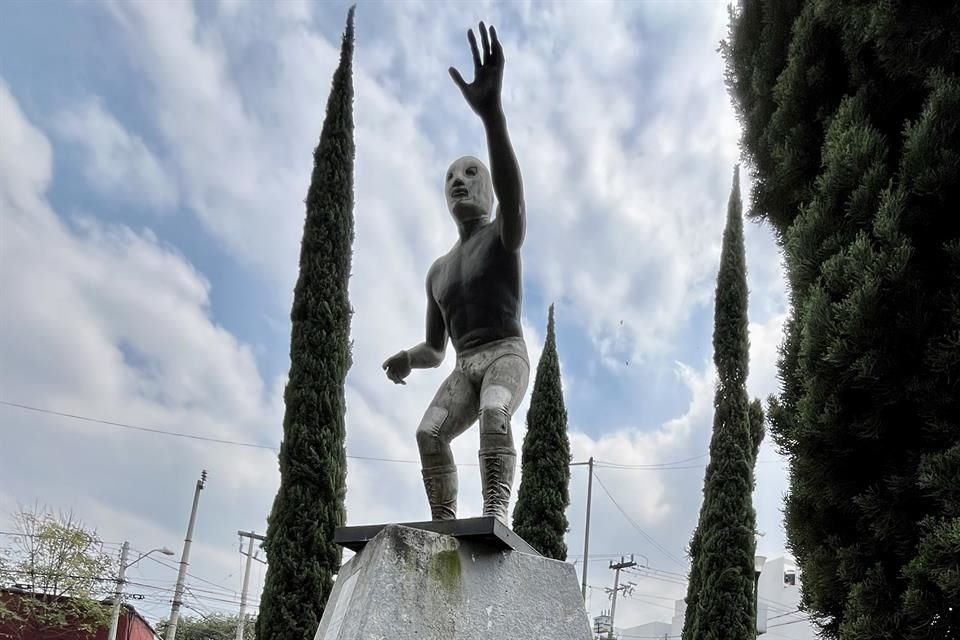 En 2006 se develó una estatua de 3.6 metros al Santo. En los alrededores, sin embargo, priva el descuido.