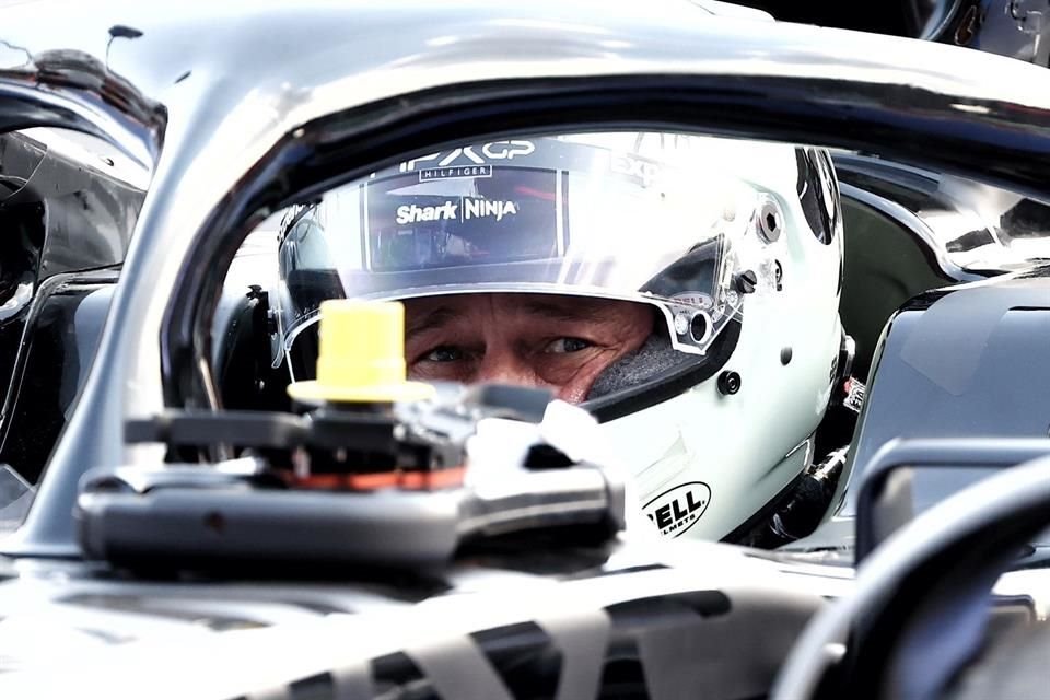 El actor se puso el casco y demostró sus habilidades en la pista.