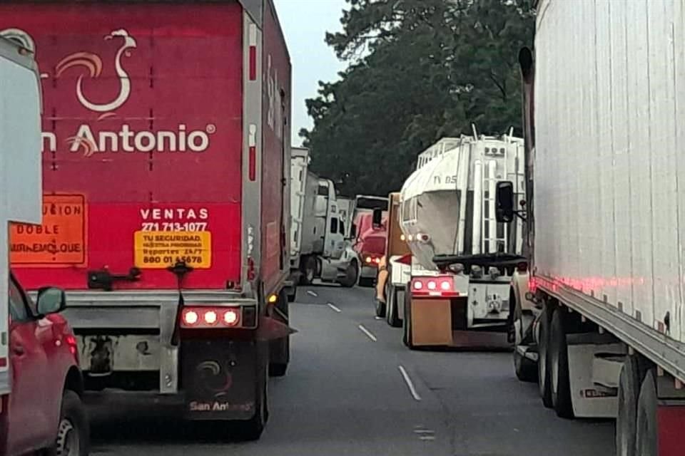 En la zona existe una fila de hasta 23 kilómetros en ambos sentidos.