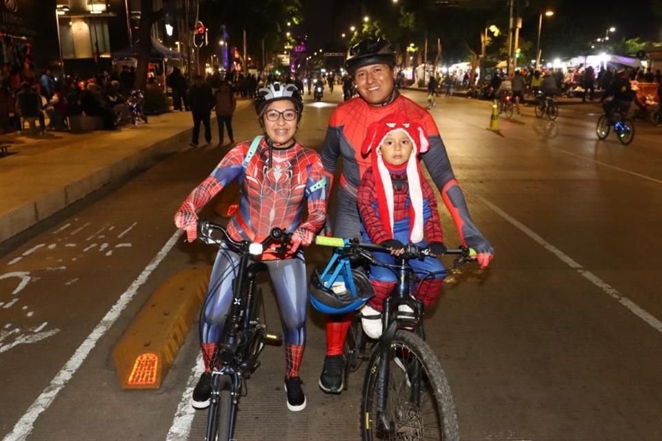 El Paseo Nocturno permitió rodar desde la Fuente de Petróleos hasta el Centro Histórico.  