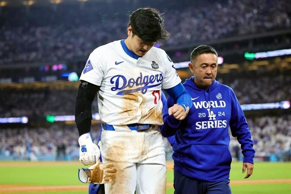 Shohei Ohtani salió adolorido del partido.