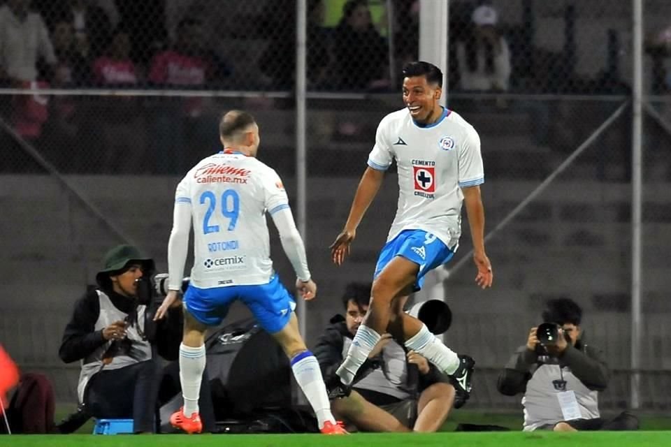 Cruz Azul se mantuvo como líder del Apertura 2024 tras vencer de visita 2-0 a Pumas y sumar su sexto partido consecutivo sin caer.