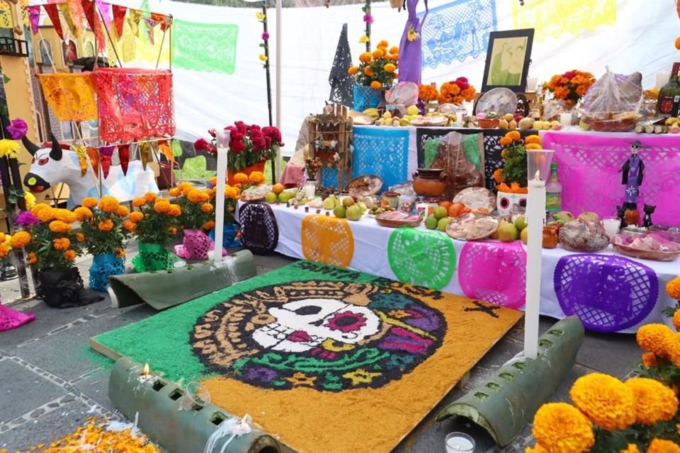 Para los vecinos de Santa Rosa Xochiac el altar de Día de Muertos es también una forma de resistencia ante la gentrificación. 