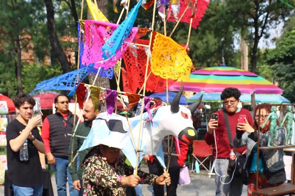 La tradición rememora también los problemas que los muertos dejaron a los vivos, comentó el también vecino de Santa Rosa, Roberto Pérez. 