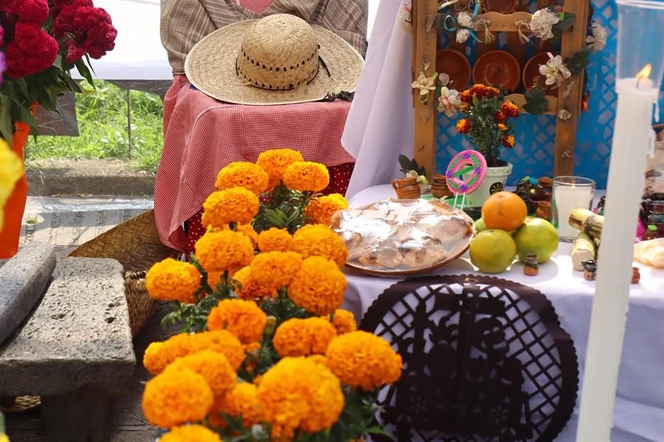 Los vecinos de Santa Rosa Xochiac instalaron un altar típico en Plaza San Jacinto, en San Ángel.  