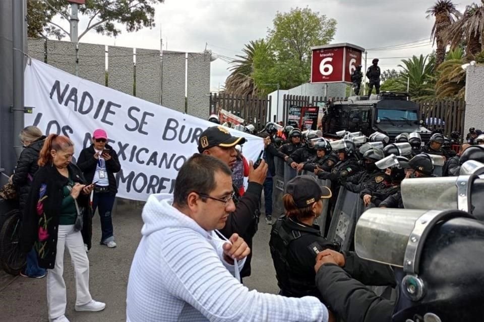 Los manifestantes desplegaron una manta sobre la puerta 6 del Autódromo Hermanos Rodríguez para quejarse sobre la reforma judicial aprobada por Morena y aliados.